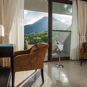 Deluxe King Room Volcano View